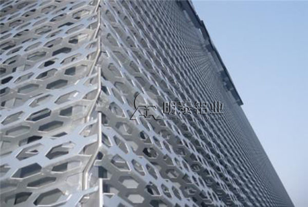 3104鋁板卷在建筑行業(yè)的應用，廠家直供價格多少？